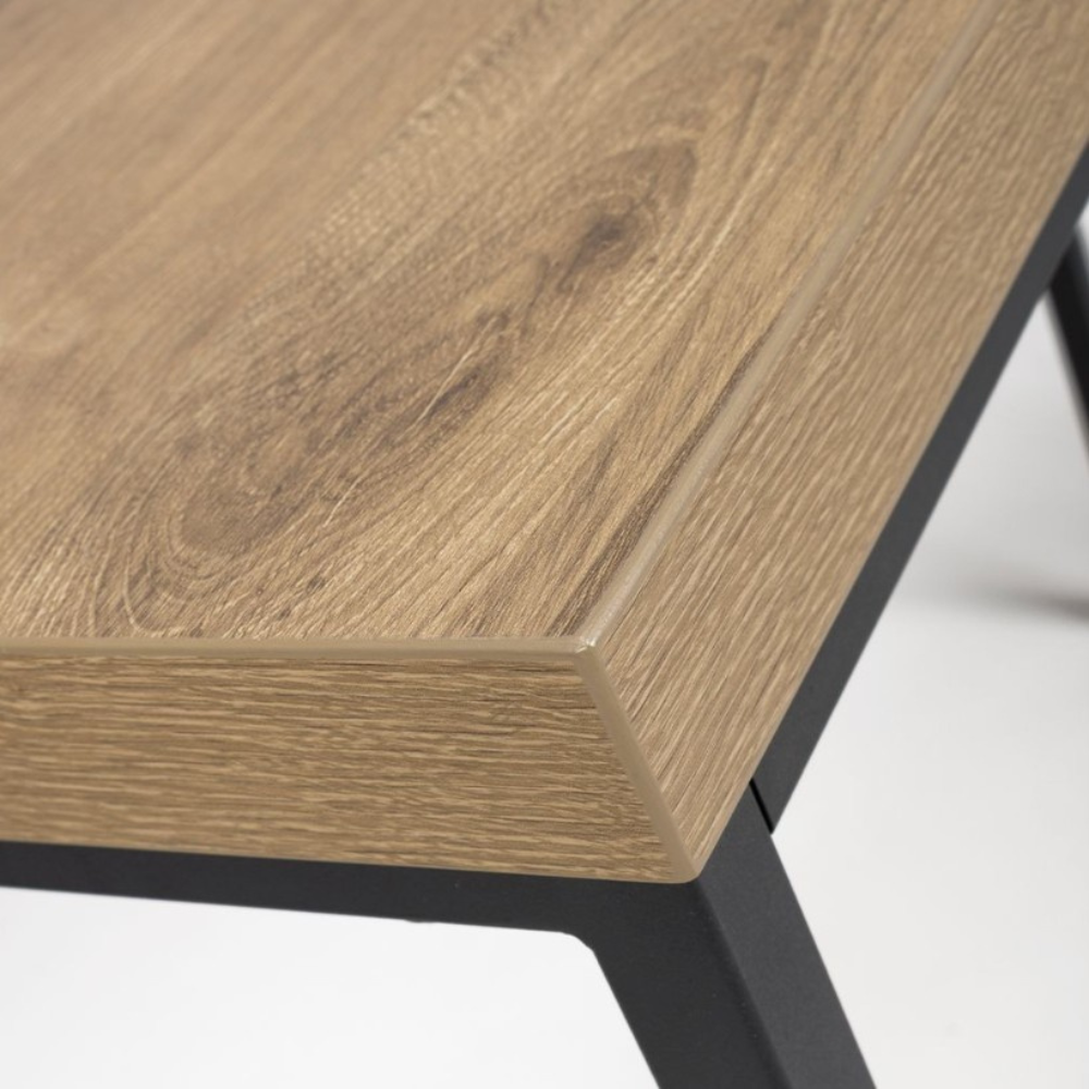 The Boston Console Table in Rustic Oak offers a SmarTops® surface, robust iron legs and a generous design, ideal for guests and daily activities.