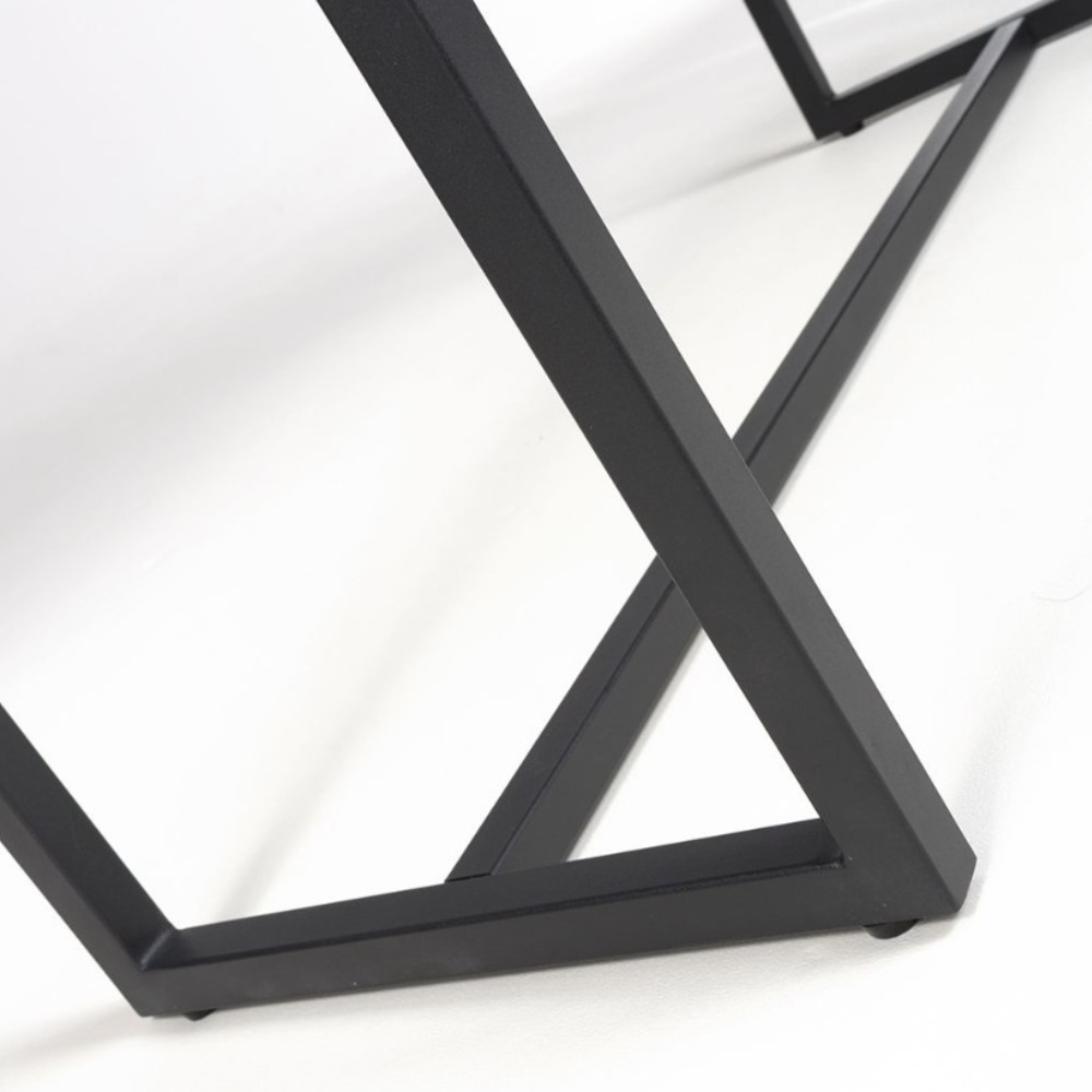 The Boston Console Table in Rustic Oak offers a SmarTops® surface, robust iron legs and a generous design, ideal for guests and daily activities.