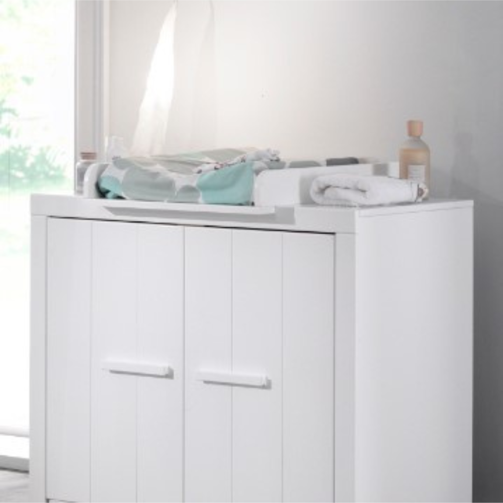 The Erik Baby Changing Unit in White is designed to complement the Erik Kids Chest of 2 Drawers while providing a strong pine/MDF material & Belgian design