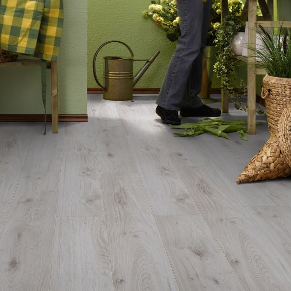 Polar Oak Laminate 8mm: Natural wood look, AC4 rated for durability, 4V bevel for authenticity, easy 5G click installation, 25-year warranty, underfloor heating compatible