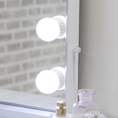 Shine bright with this 14 Bulb LED Hollywood Makeup Mirror Portrait - 800mm featuring portrait style, 14 LED lightbulbs and a large surface