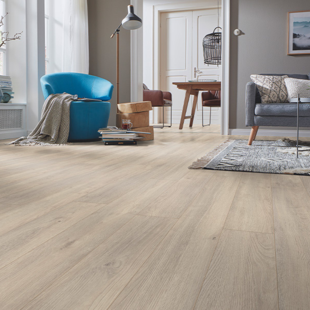 The Elba Oak Titan Laminate Flooring - 12mm features water-resistant Aqua Pearl system, AC5 durability and embossed finish.