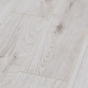 Polar Oak Laminate 8mm: Natural wood look, AC4 rated for durability, 4V bevel for authenticity, easy 5G click installation, 25-year warranty, underfloor heating compatible