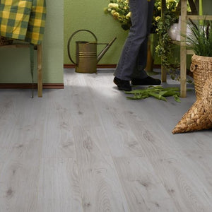 Polar Oak Laminate 8mm: Natural wood look, AC4 rated for durability, 4V bevel for authenticity, easy 5G click installation, 25-year warranty, underfloor heating compatible