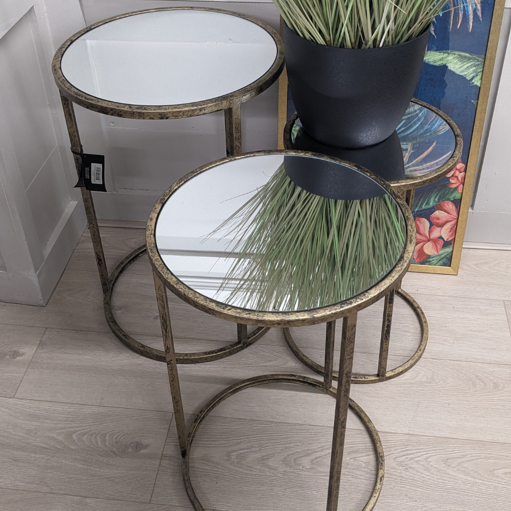 Add elegance with the Mirror Top Nest of Tables with an antique gold finish, mirrored tops and stackable design make this set of 3 stylish and practical