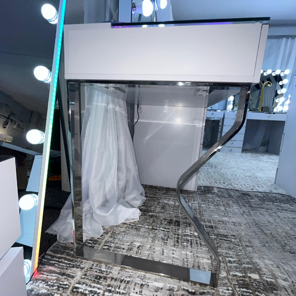 The Glamour Queen 8 Drawer Dress & 12 Bulb Hollywood Mirror Set features 8 spacious drawers, dimmable LED lighting, Bluetooth speaker & USB/Type-C ports