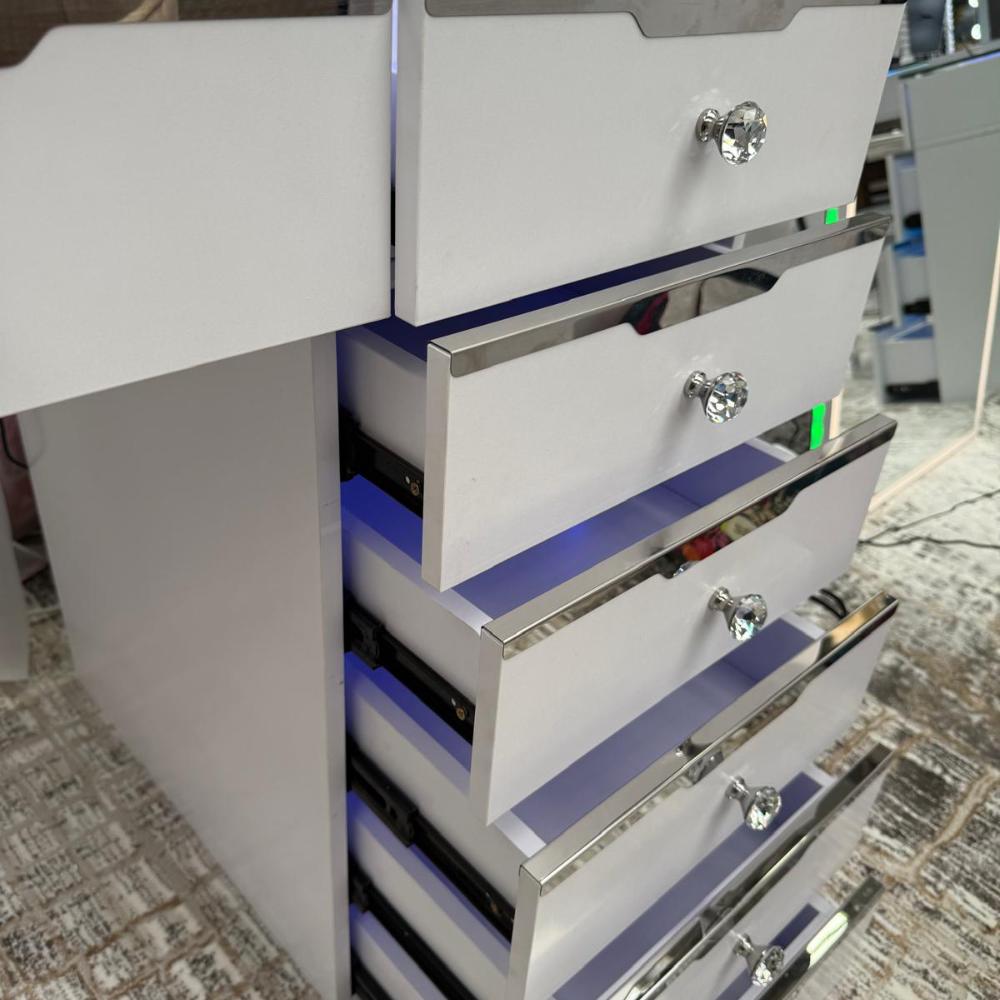 The Glamour Queen 8 Drawer Dress & 12 Bulb Hollywood Mirror Set features 8 spacious drawers, dimmable LED lighting, Bluetooth speaker & USB/Type-C ports