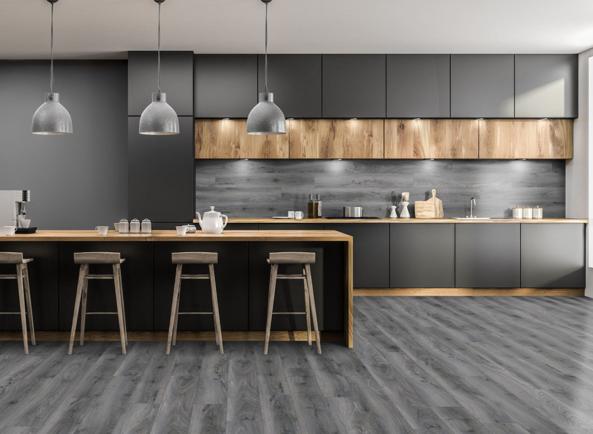 Tomahawk Oak Laminate Flooring - 8mm, realistic wood look, anti-slip R10, AC4 wear rating, 20-year guarantee, perfect for home or commercial use, easy installation.