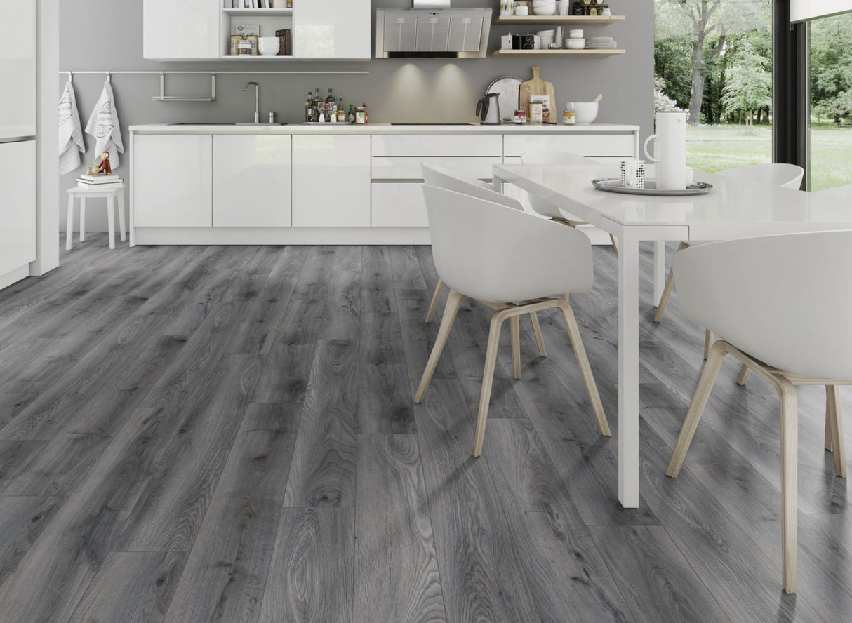 Tomahawk Oak Laminate Flooring - 8mm, realistic wood look, anti-slip R10, AC4 wear rating, 20-year guarantee, perfect for home or commercial use, easy installation.
