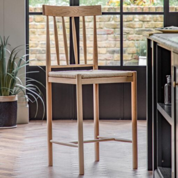 The 2 set Eton Bar Stool Natural features a light solid oak frame that ensure durability and hand-woven rope seats