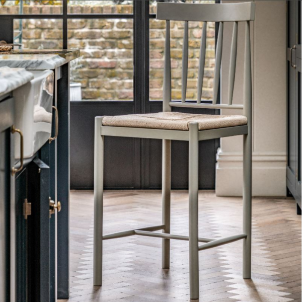 The set of 2 Eton Bar Stool Prairie features a solid oak frame providing durability and hand-woven rope seats
